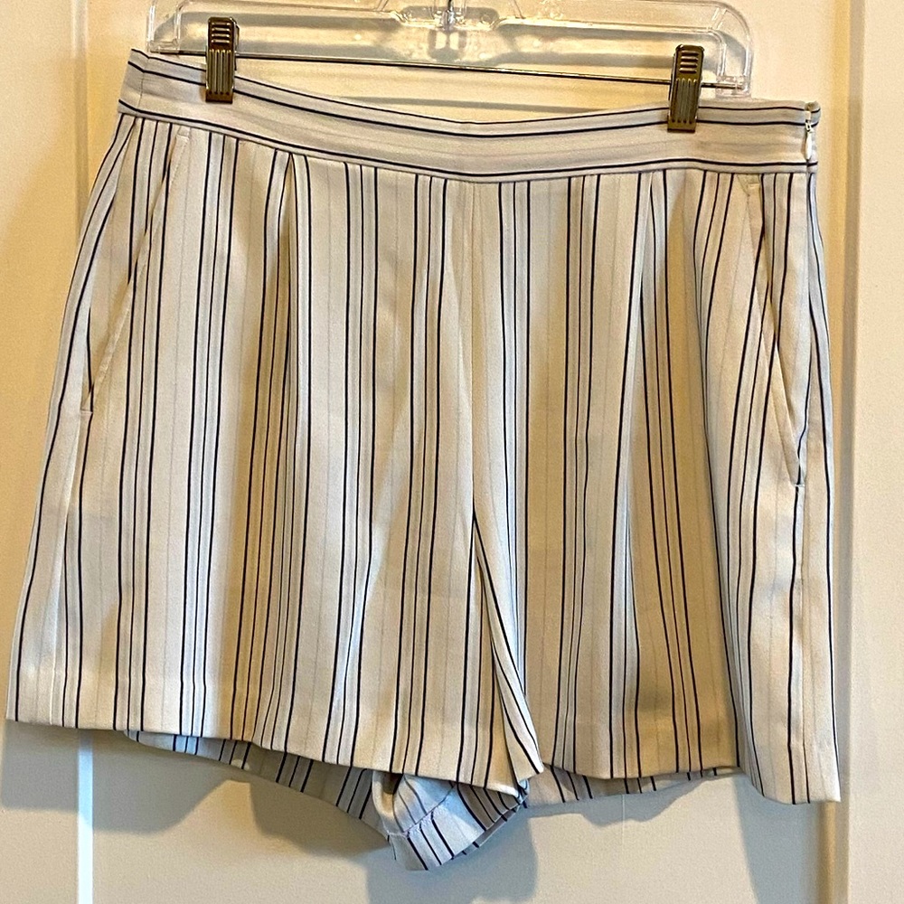 Perfect for warm weather!  Ann Taylor S10 shorts w/pockets. Lightweight & flowy!